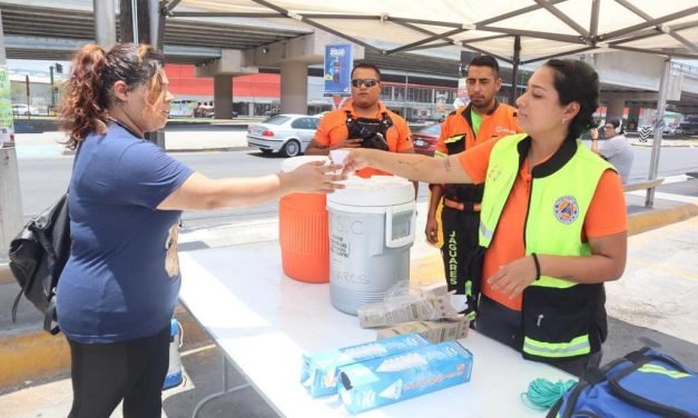 Ante ola de calor, instalan módulos de hidratación en Santa Catarina