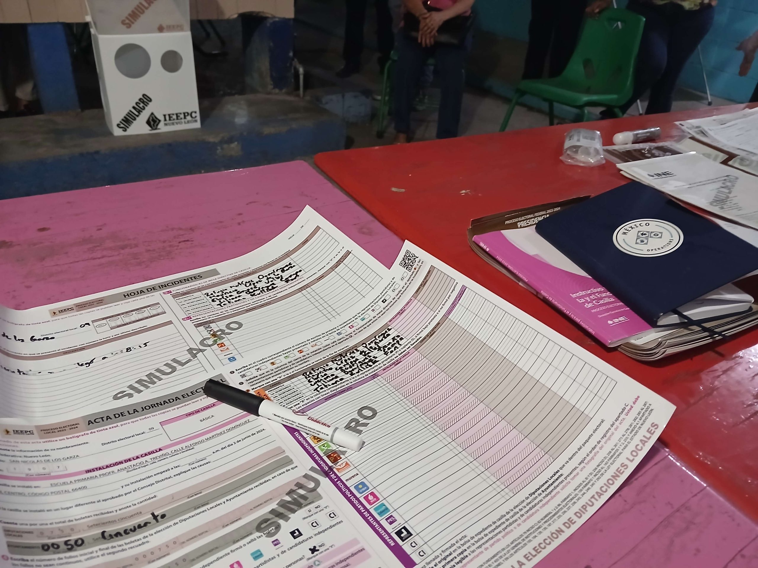Funcionarios de casilla en simulacro electoral.