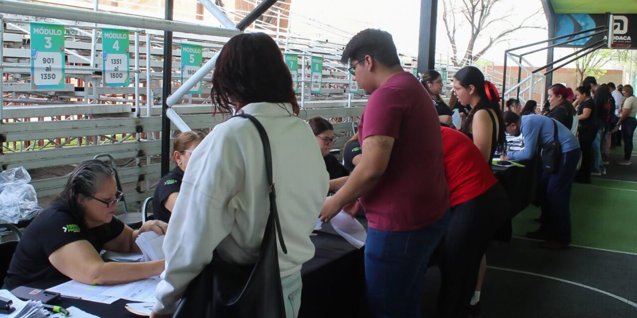 Entregan 10 mil becas universitarias en Apodaca