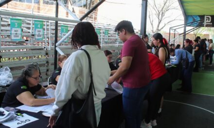Entregan 10 mil becas universitarias en Apodaca